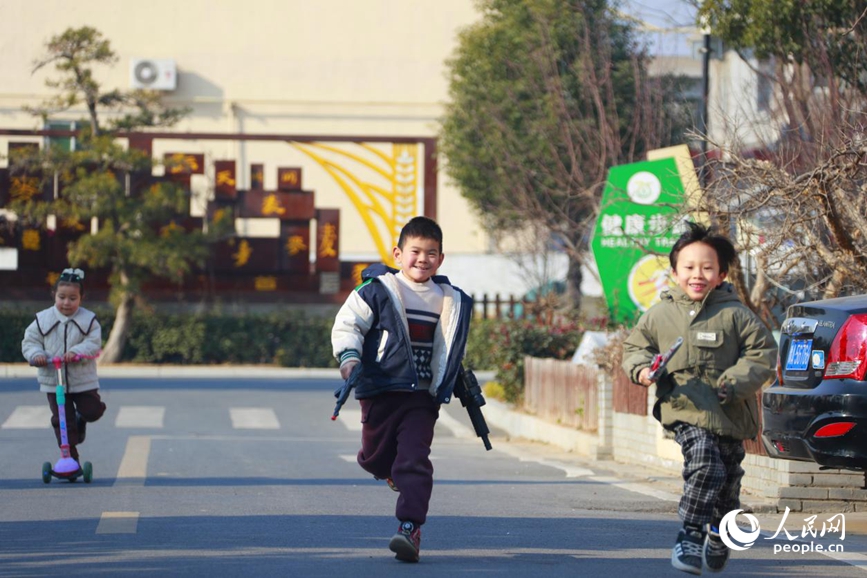 午后孩子们在村里玩耍。人民网 霍亚平摄